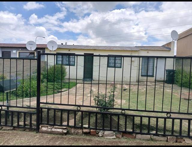 2 BEDROOM HOUSE FOR SALE IN ORLANDO WEST